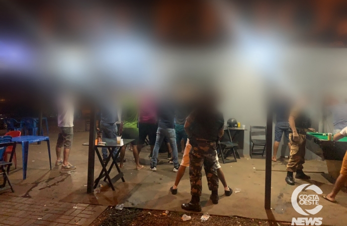 Polícia Militar prende duas pessoas e apreende três armas em bar de Medianeira