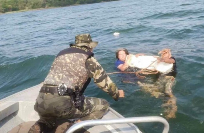 Polícia resgata 4 pessoas à deriva no Lago de Itaipu, em Foz do Iguaçu