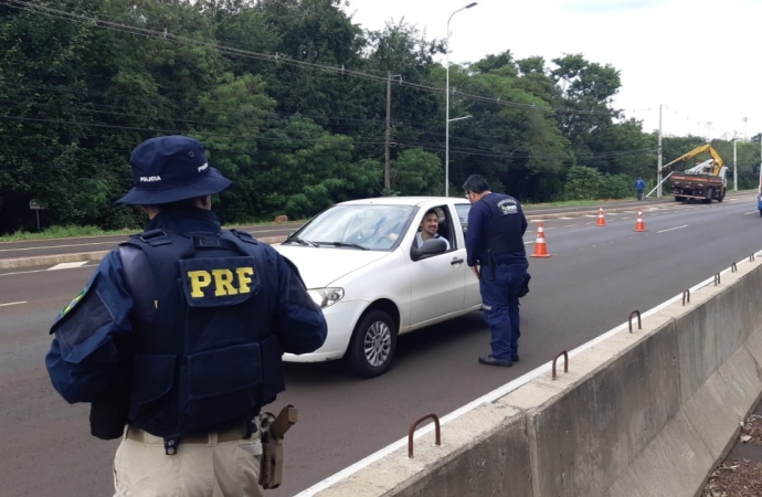 Polícia Rodoviária Federal e Foztrans fazem ação integrada na região do Aeroporto