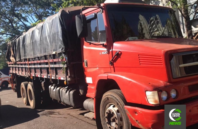 Policiais apreendem embarcação e caminhão com cigarros na região de Santa Helena e Missal