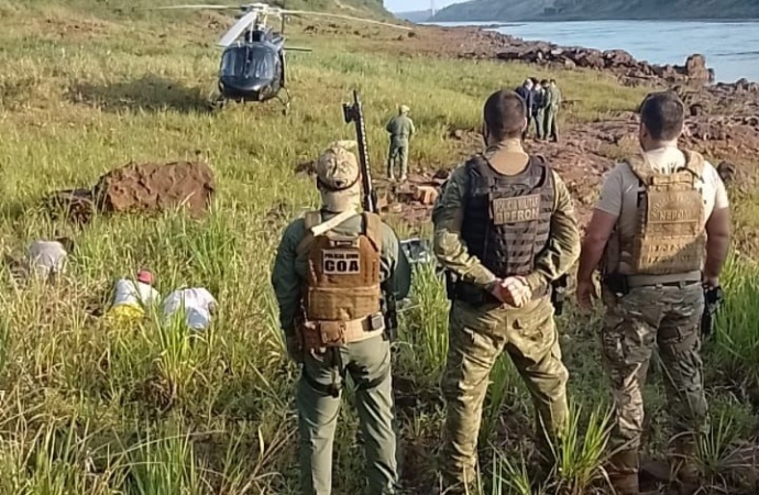 Policiais apreendem maconha no Rio Paraná, em Foz do Iguaçu