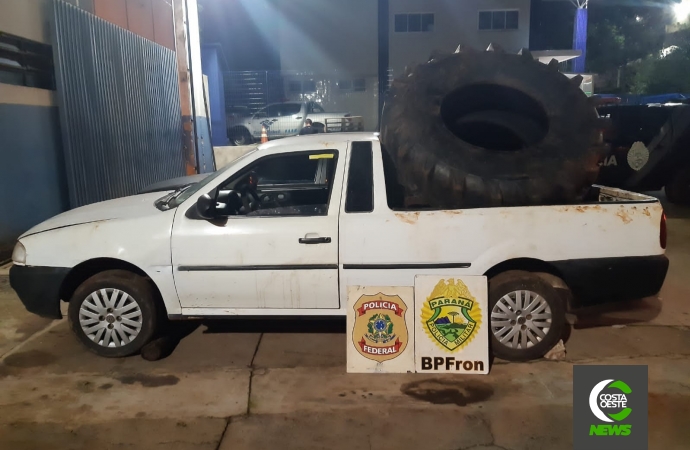 Policiais apreendem pneus em veículo abandonado em Santa Helena