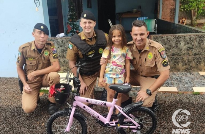 Policiais de Entre Rios e Pato Bragado entregam bicicleta para fã-mirim