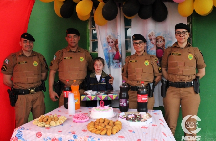 Policiais de Santa Helena e Diamante do Oeste realizam surpresa para aniversariante