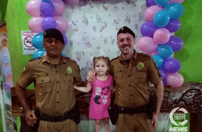 Policiais de Santa Helena realizam surpresa para a pequena Sofia