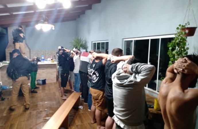 Policiais encerram festa rave clandestina no interior do Paraná