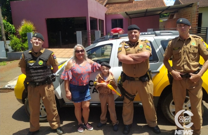 Policiais militares de Entre Rios do Oeste realizam surpresa para menino que sonha em ser policial