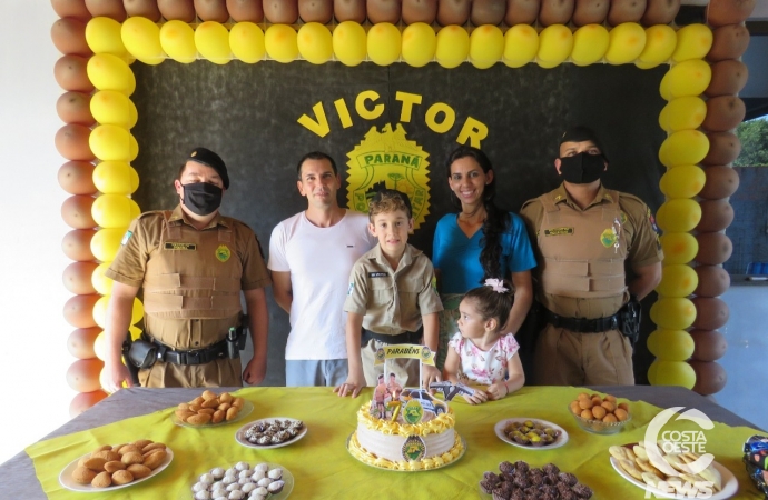 Policiais militares participam de aniversário de admirador mirim em Santa Helena