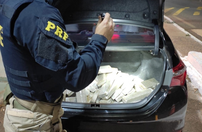 Policiais Rodoviários Federais apreendem mais de 100kg de maconha  e recuperam carro roubado em Santa Terezinha de Itaipu