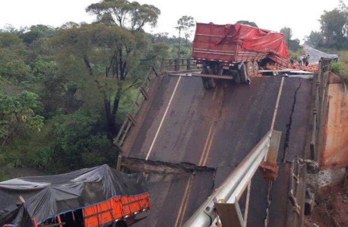 Ponte inaugurada há 14 meses cai e mata três no Paraguai