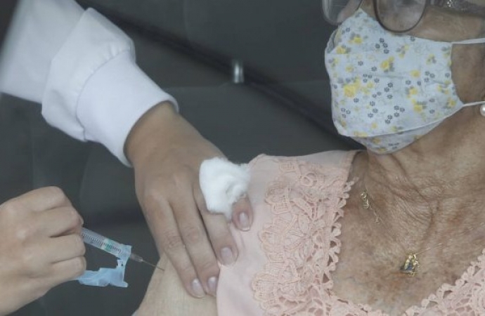 Por falta de vacinas, Foz do Iguaçu interrompe vacinação de idosos acima de 75 anos