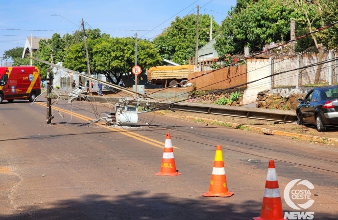 Poste cai após colisão de veículo na rua Alfredo Chaves em São Miguel do Iguaçu; trânsito está interditado