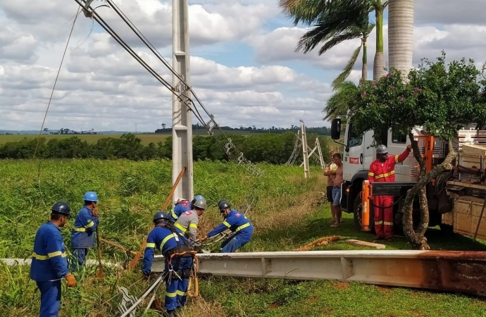 Postes da rede elétrica em Santa Helena derrubados por vendaval são substituídos