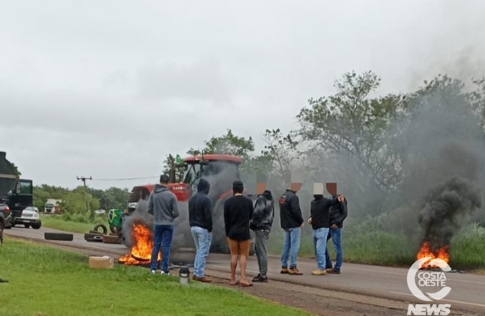 PR 495 em Entre Rios do Oeste é bloqueada por manifestantes