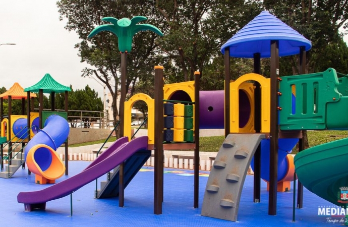 Praça Ângelo Darolt recebe dois novos Playgrounds