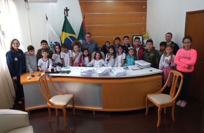 Prefeito de Missal recebe no Gabinete alunos do 4º ano da Escola Novo Milênio