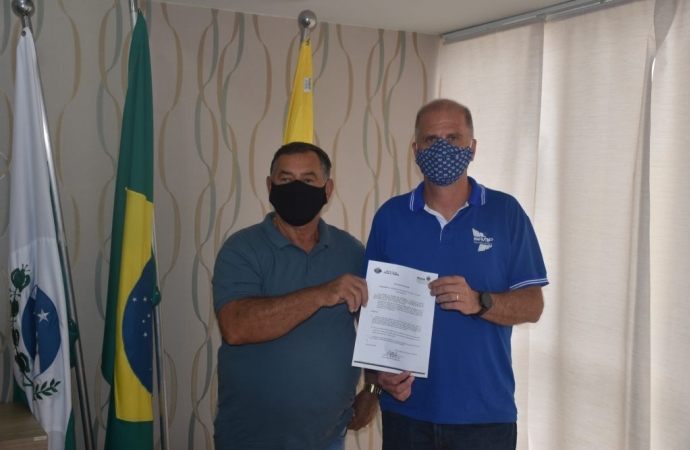 Prefeito de São Miguel do Iguaçu entrega documento do IAT para retomar construção de ponte