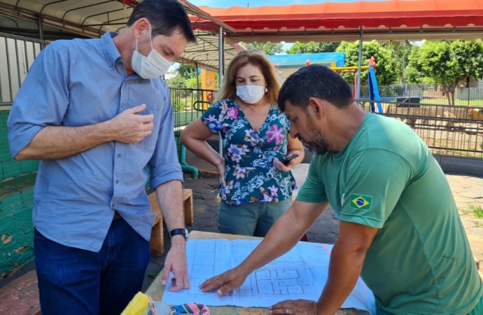 Prefeito e secretária de Educação de Medianeira visitam obras nas Escolas Municipais