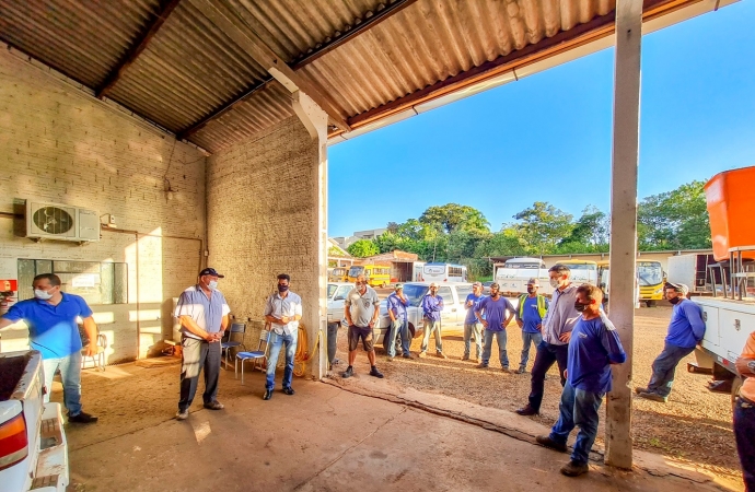 Prefeito e vice de Medianeira visitam pátio de máquinas