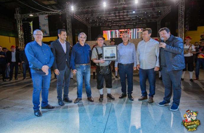 Prefeito Ferrari de Missal recebe Homenagem de Prefeitos da Amop pela realização da 19ª Deutsches Fest