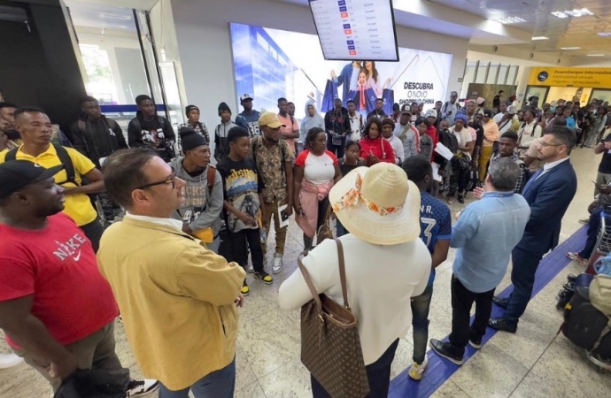 Prefeitura de Foz do Iguaçu participa de operação emergencial de desembarque de migrantes haitianos