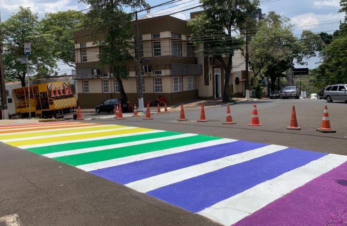 Prefeitura de Foz pinta faixa de pedestres com cores de arco íris em apoio ao Dia Nacional da Visibilidade Trans