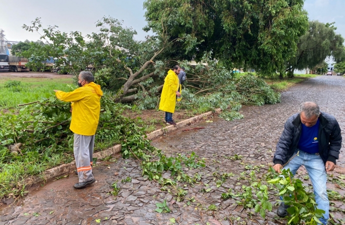 Prefeitura de Guaíra trabalha para limpeza das vias públicas após temporal