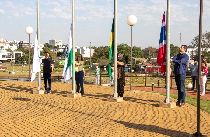 Prefeitura de Medianeira abre Semana da Pátria com hasteamento das Bandeiras