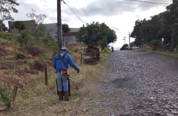 Prefeitura de Medianeira realiza roçada dos passeios públicos