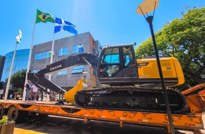 Prefeitura de Santa Helena recebe nova escavadeira hidráulica para reforçar a frota municipal