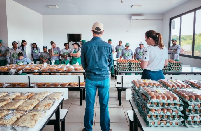 Prefeitura entrega alimentos da agricultura familiar a agentes ambientais da Usina de Reciclagem