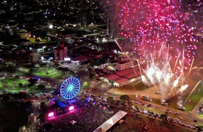 Prefeitura de Cascavel entrega noite mágica com shows, fogos, luzes e chegada do Papai Noel
