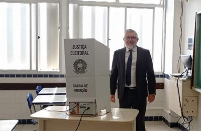 Presidente do TRE-PR visita locais de votação e acompanha auditorias nas urnas
