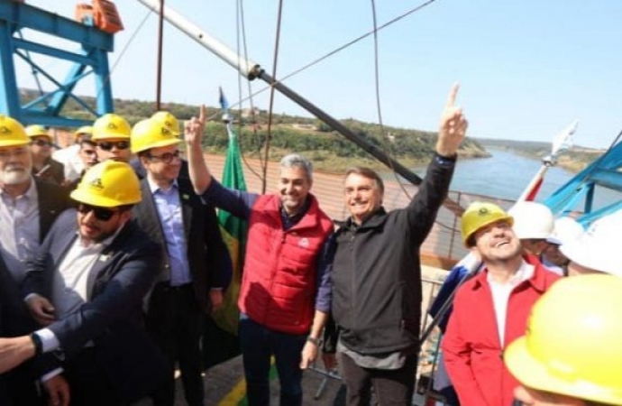 Presidentes do Brasil e do Paraguai se encontram no centro da Ponte da Integração