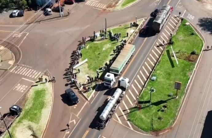 PRF acompanha manifestação na BR-277 que pede mais segurança no trânsito em Matelândia