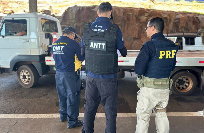 PRF, ANTT, DNIT e RFB realizam operação integrada para fiscalização de veículos de carga fronteiriços em Foz do Iguaçu