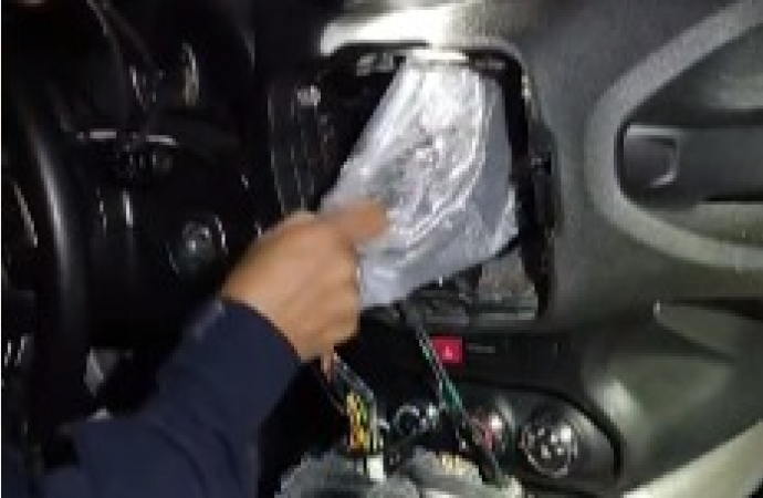 PRF apreende 12,5 quilos de haxixe escondidos no painel de um veículo em Santa Terezinha de Itaipu