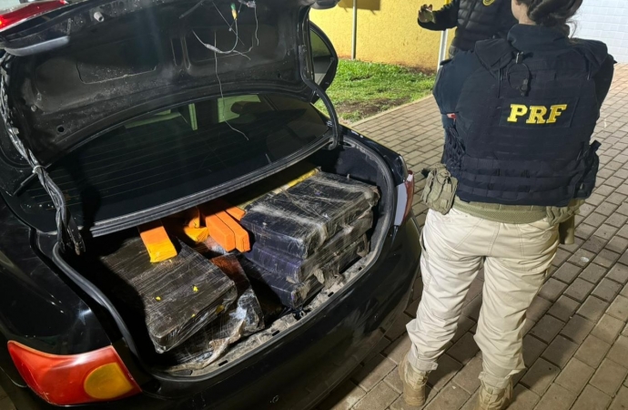 PRF apreende 393 quilos de maconha em carro que transitava com faróis apagados à noite em Santa Tereza do Oeste (PR)