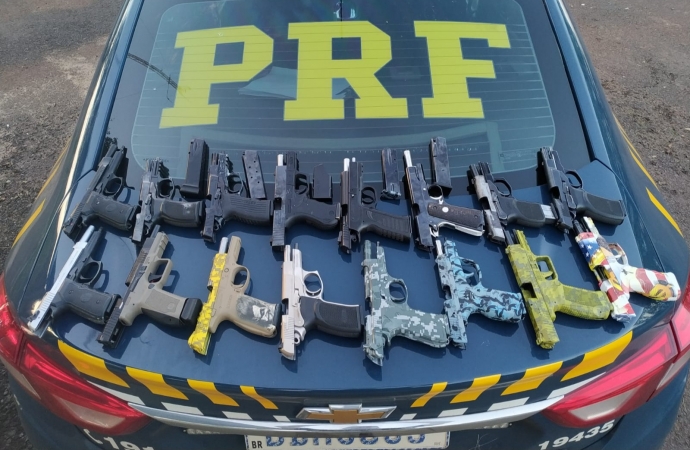 PRF apreende arsenal de 16 pistolas e 20 carregadores ocultos no tanque de combustível de um carro em Céu Azul