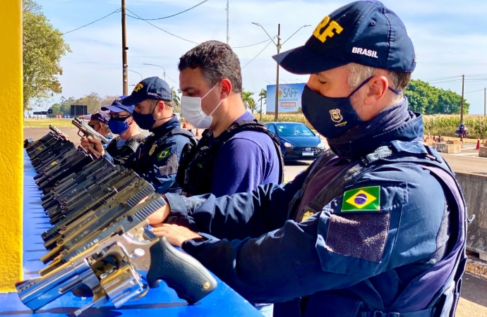 PRF apreende arsenal de mais 50 pistolas e carregadores em ação conjunta com a Receita em Santa Terezinha de Itaipu