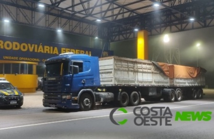 PRF apreende bitrem carregado com cerca de 500 mil maços de cigarros contrabandeados