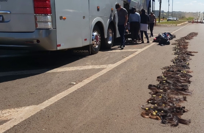 PRF apreende cabelos de origem estrangeira e medicamentos em ônibus na BR-277
