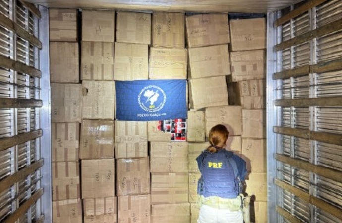 PRF apreende caminhão com 3 mil celulares irregulares na BR-277