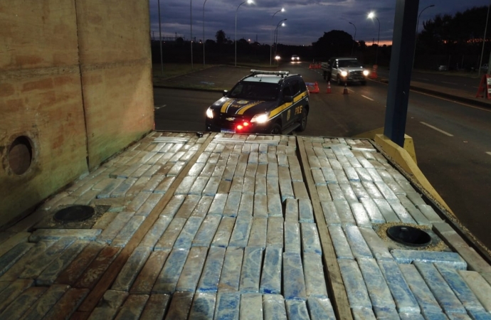 PRF apreende carreta com quase uma tonelada de maconha em Guaíra