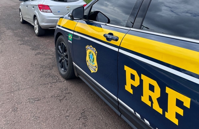 PRF apreende carro clonado com documento falso na BR-277, em Foz do Iguaçu