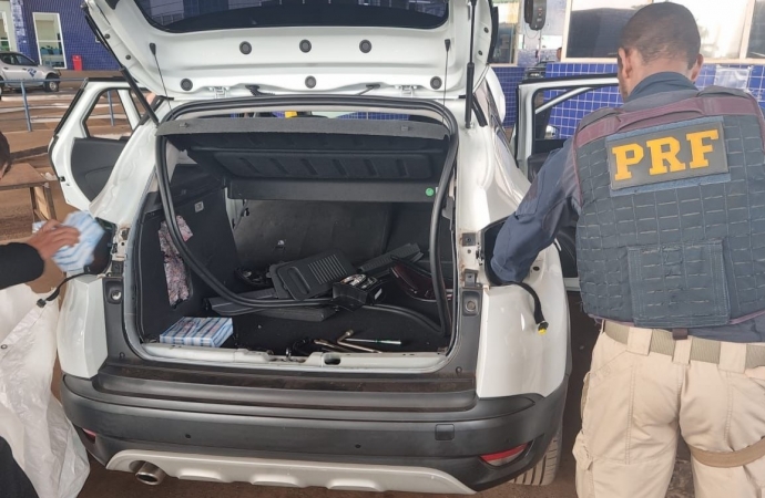 PRF apreende celulares em fundos falsos de dois veículos em Foz do Iguaçu/PR