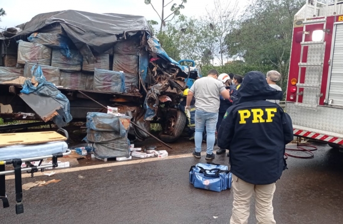 PRF apreende cigarros contrabandeados em caminhão envolvido num acidente na BR-272