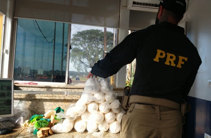 PRF apreende cocaína com duas mulheres na BR 277, em Santa Terezinha de Itaipu