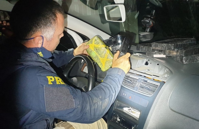 PRF apreende cocaína e crack escondidos em compartimento oculto em painel de veículo
