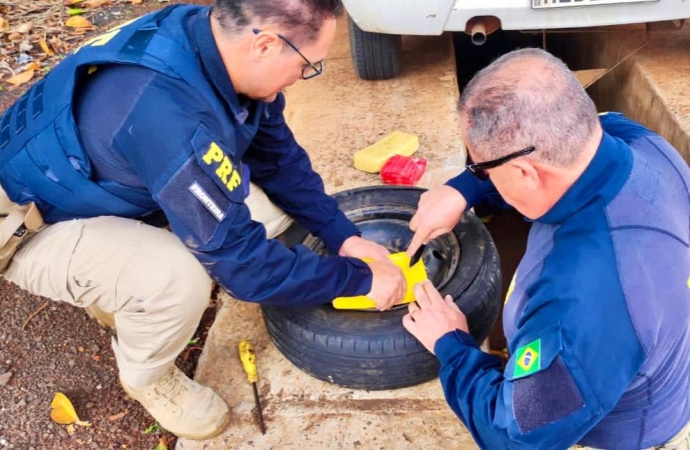 PRF apreende cocaína e crack escondidos no pneu reserva de automóvel, em Santa Terezinha de Itaipu